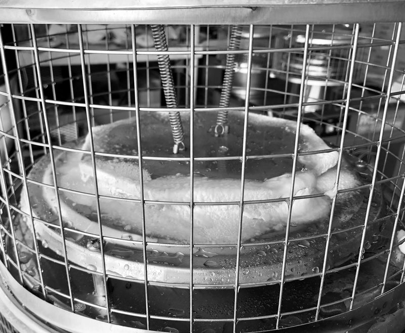 Load image into Gallery viewer, ROUND CAP DAMPER AIR INSULATED 1/2&quot; MESH
