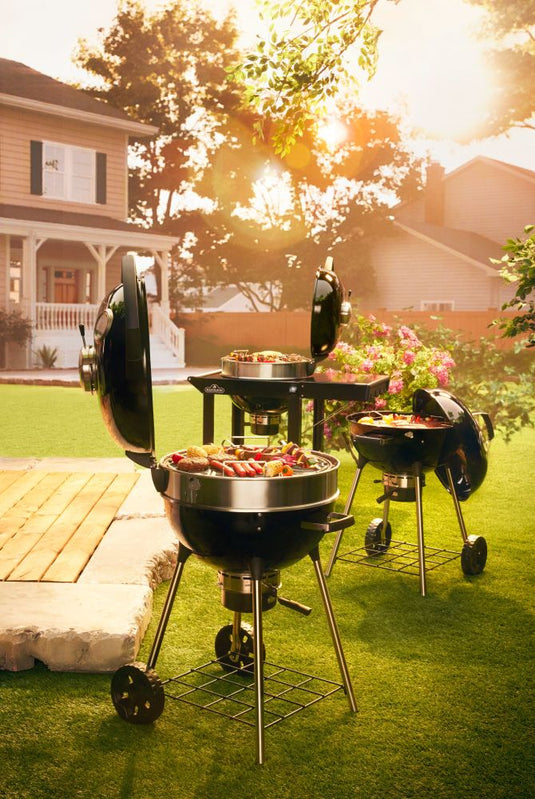 Napoleon Professional 22-Inch Charcoal Kettle Grill – Premium charcoal BBQ with cast iron grids and rotisserie option