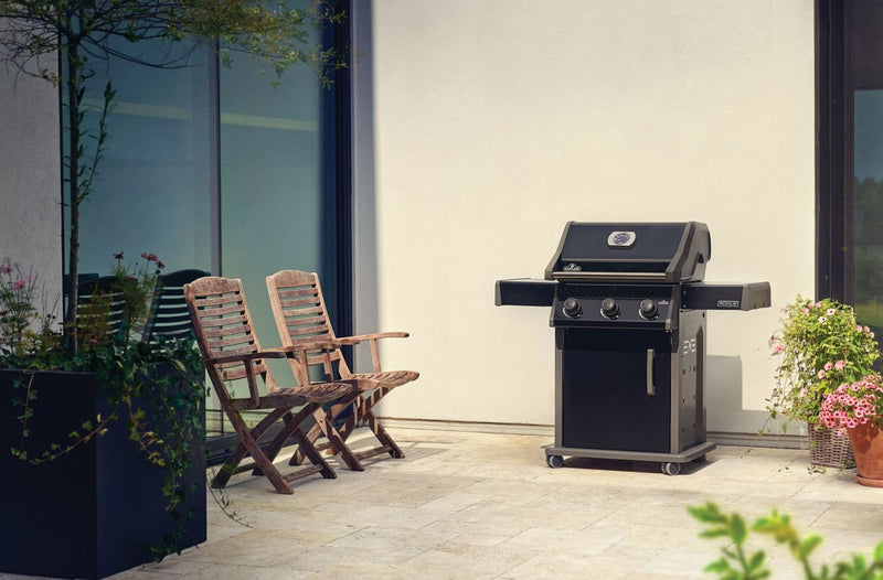 Load image into Gallery viewer, Napoleon Rogue® 425 Gas Grill with 3 Burners and Stainless Steel Cooking Grids
