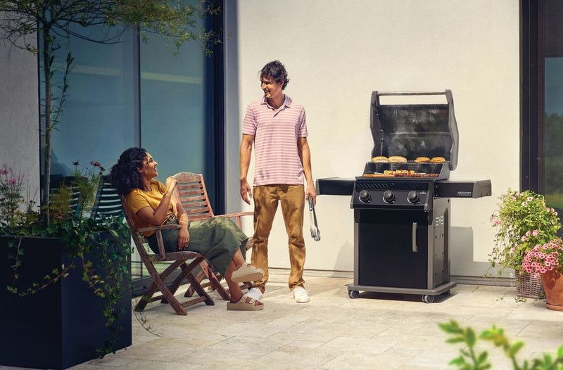 Load image into Gallery viewer, Napoleon Rogue® 425 Gas Grill with 3 Burners and Stainless Steel Cooking Grids
